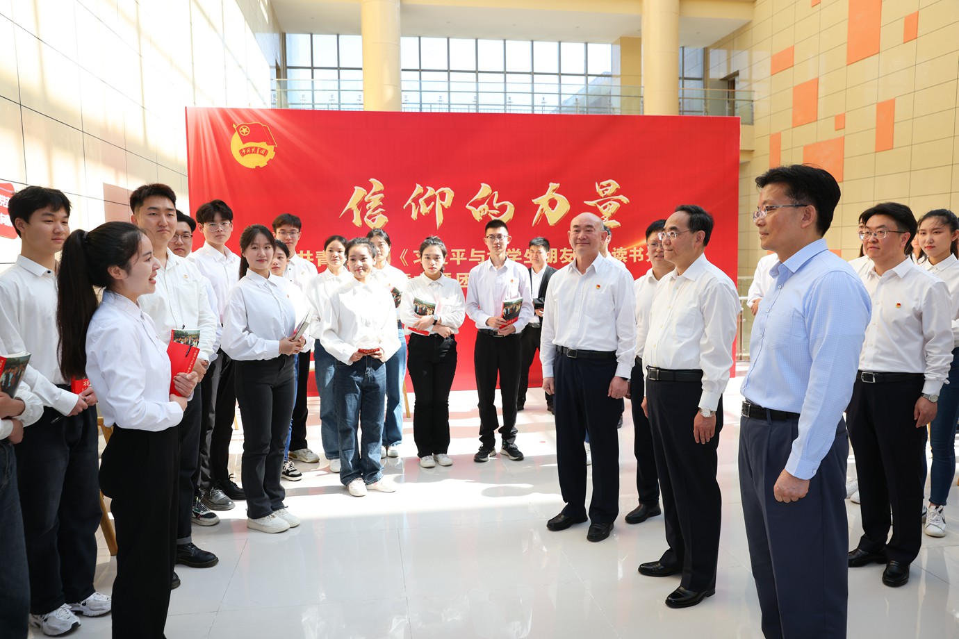 (审定)BK3A4269-1 - -----2023年5月4日,省委书记、省人大常委会主任徐麟到贵安新区调研青年工作并与青年代表座谈,向全省广大青年致以节日的祝贺。图为徐麟与正在参加“信仰的力量”读书分享会暨主题团日示范活动的师生亲切交流。贵州日报天眼新闻记者 杜朋城 摄影.JPG